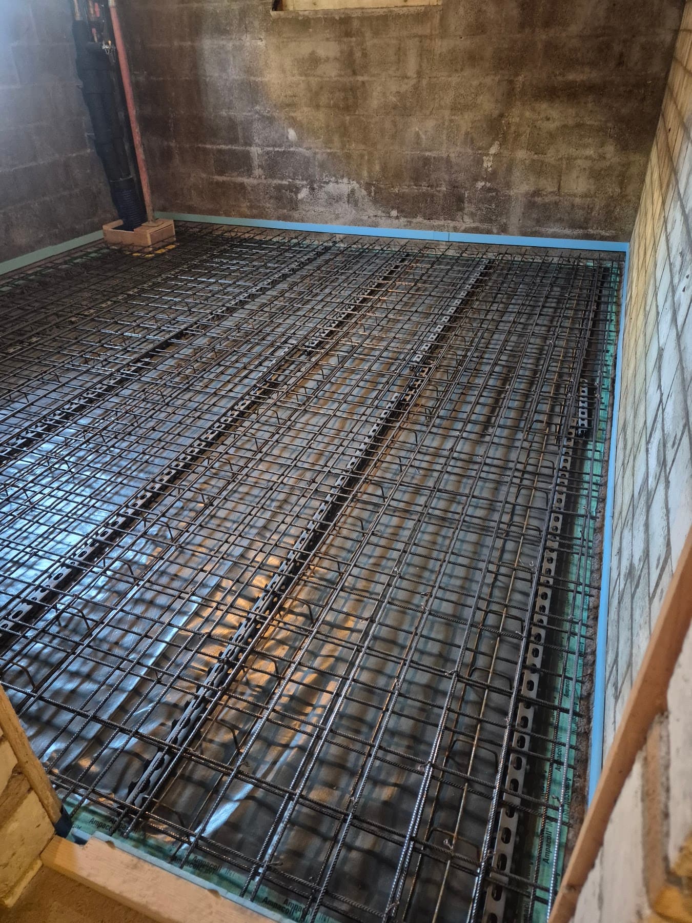 Nachträgliche Kellerbodenplatte mit fertig verlegter Bewehrung vor dem Betonieren
